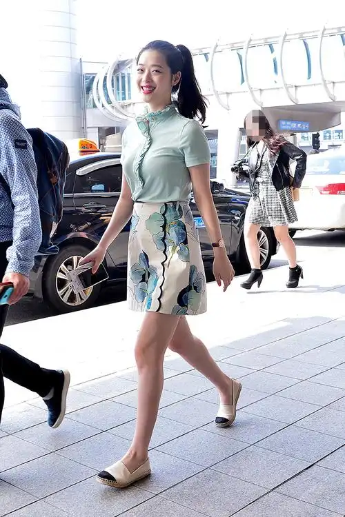 【2015.04.15】【明星】f(x) 雪莉机场时尚 衬衫短裙满溢春日风情