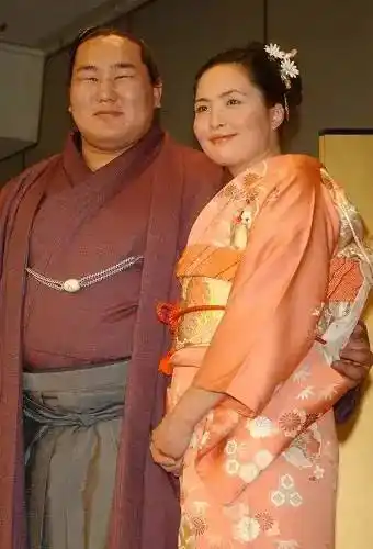 朝青龙和妻子托尔美都已经是成功的商人,托尔美在蒙古经营着美容院