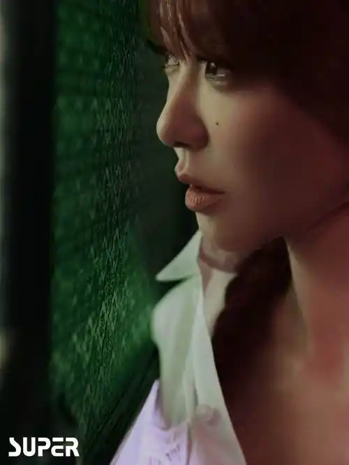 薛凯琪红色光影情绪大片##薛凯琪super世界青年封面