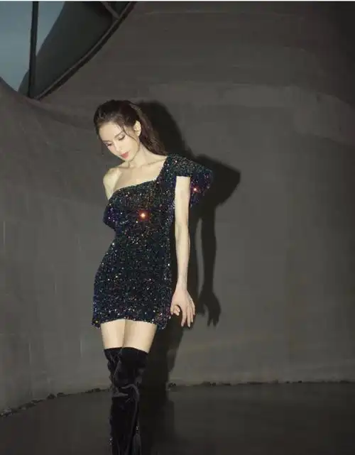 54岁李若彤扮"嫩",粉色t恤配牛仔短裤,同框90后雪梨不老