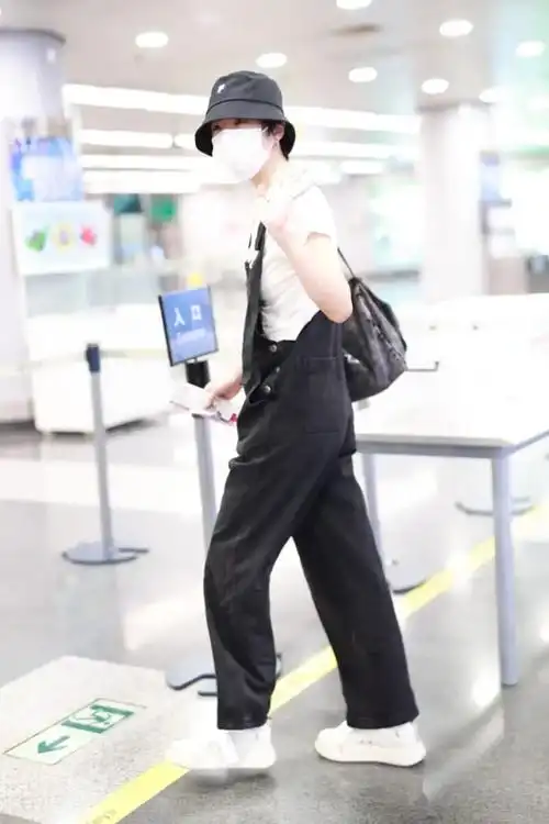 这位二公主在穿衣上,就是选择了一件背带牛仔裤,同综艺里相比,姚安娜