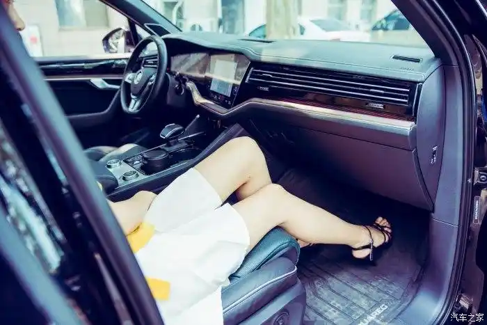 美女坐在副驾驶上感受了一番,其实这个车是美女刚提的车.