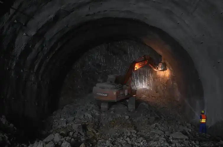 铁路铁家冲隧道群包括一号和二号隧道,在疫情的不利影响下,施工方艰苦