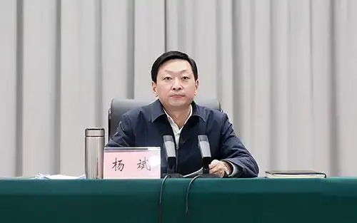 聚焦新时代富顺现代化建设_fororder_2富顺县委书记杨斌讲话(摄影