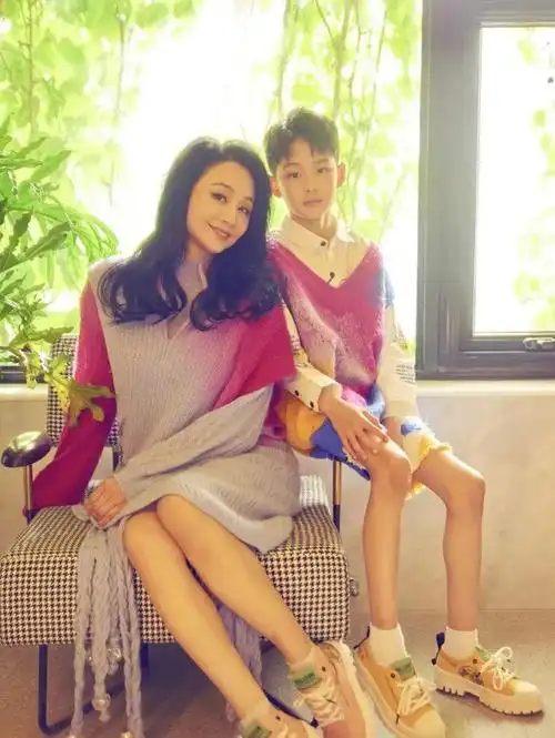 曾经的央视知名主持人,连续三年主持春晚,如今成直播高手|曹颖|湖南