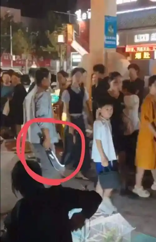 太残忍!奸情出人命,一男子当街被砍身亡,孩子亲眼目睹全过程