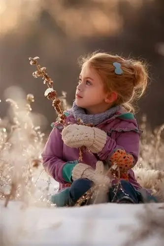 可爱的小女孩,冬天,雪,灌木丛