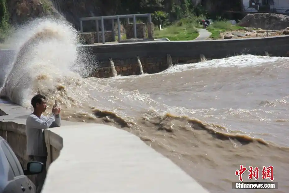 浙江温岭潮水拍打堤坝掀十余米高巨浪