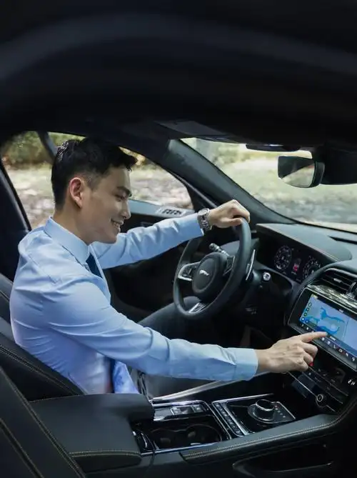 正装帅哥开起车来,太有魅力了.图:陈振东-poohsan