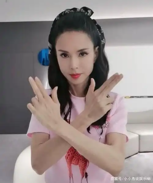 李若彤跳机械舞,表情呆萌,瘦得棱角分明,"小龙女"不见了