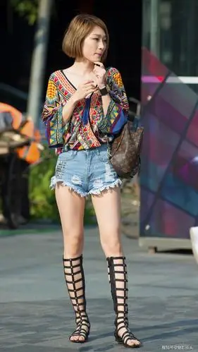 原创牛仔短裤加罗马靴搭配民族风气息的上衣美女这身混搭很有内涵