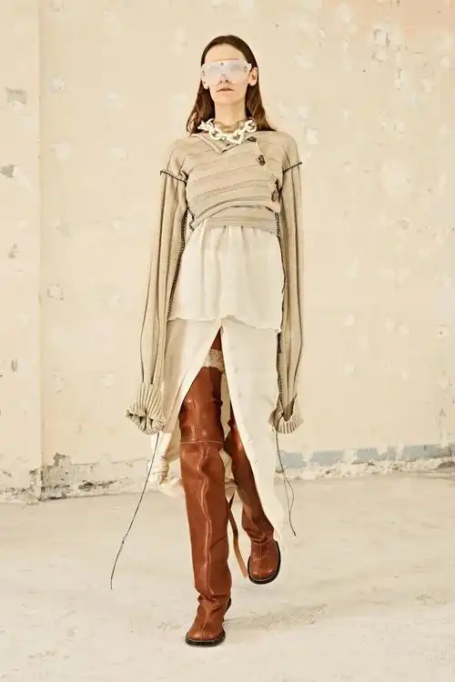 过膝靴是2021年秋季流行趋势