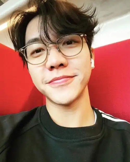 李胜基公开新年近况照片戴眼镜的样子让人心动