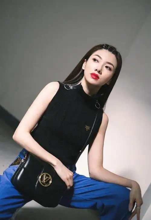 程晓玥一点不输女明星,穿黑色无袖针织衫涂红唇,真是老霸气了