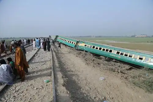 巴基斯坦发生火车脱轨事故致1死多伤