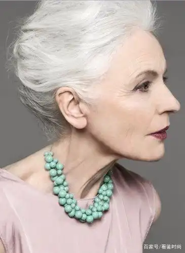 并且很多都是银发老人.