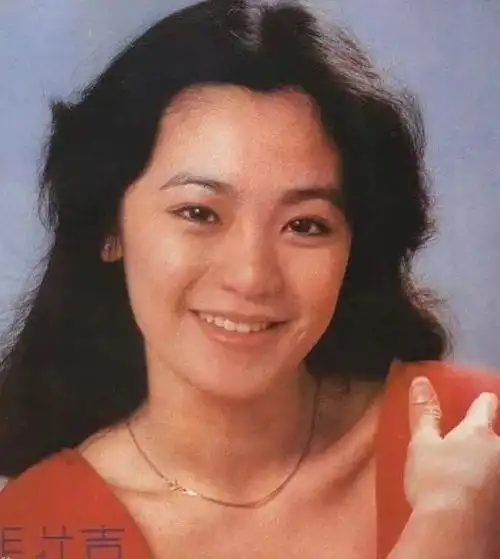 张艾嘉玩疯了,参与年轻人真的可以改变世界的活动,穿着女同学都不敢穿