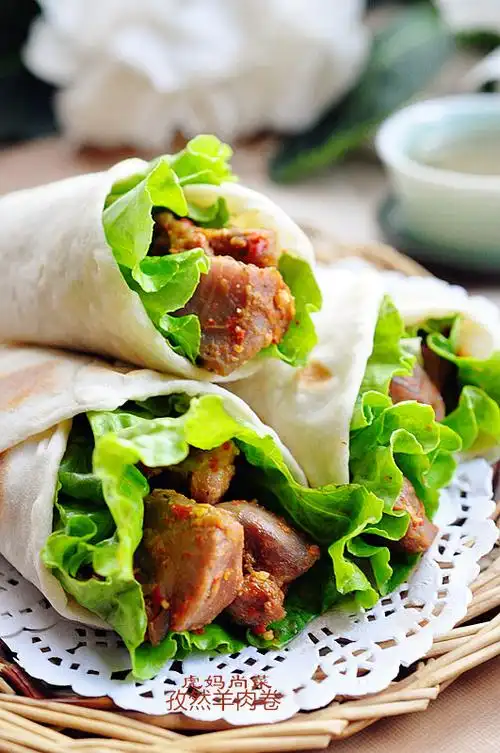 冬日吃解馋的孜然羊肉卷过瘾啊