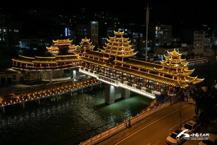 风雨桥灯火璀璨广润河夜色迷人