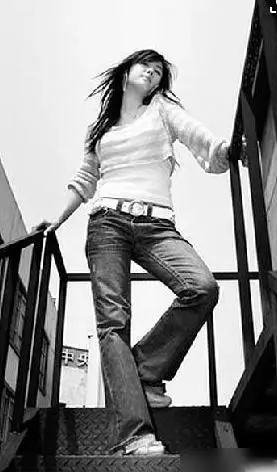 2008年谭静同3韩籍男子回房33分钟后衣衫不整悬挂房梁