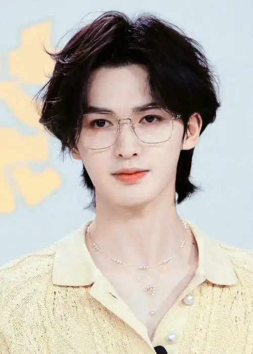 朱正廷金丝眼镜卷毛造型