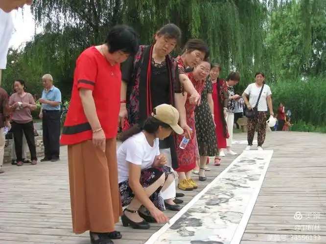 一位名叫赵小琴的女士看了画展高兴地说:"这