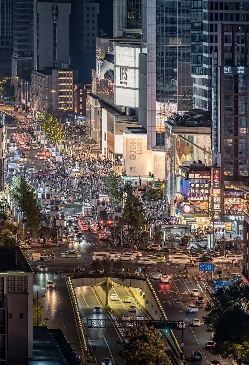 总要去趟成都吧.吹吹太古里的晚风,逛逛春熙路,看看大熊猫,走 - 抖音