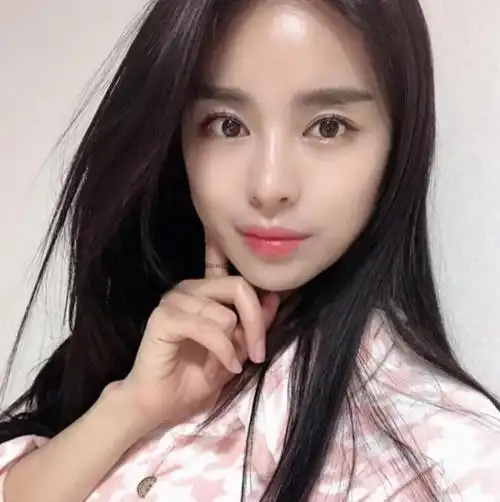 在我们亚洲人的传统的审美眼光里,双眼皮是判断女生是不是美人的一大