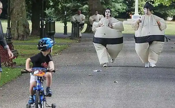 英国女相扑手体重高达406斤,曾花900万招上门女婿,43岁无人敢娶