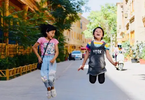 新疆和田民俗街上的维吾尔族孩子们,他们天真无邪,笑容灿烂!