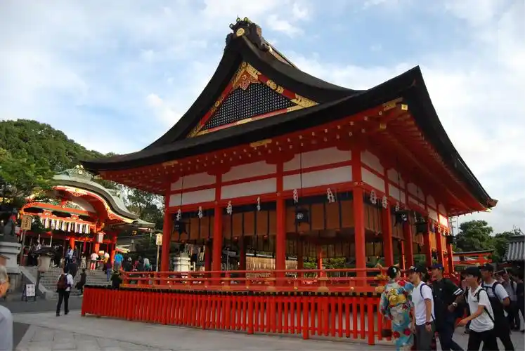 稻荷神社的本殿,稻荷神社主要是日本人信奉的保佑商业繁荣昌盛,五谷