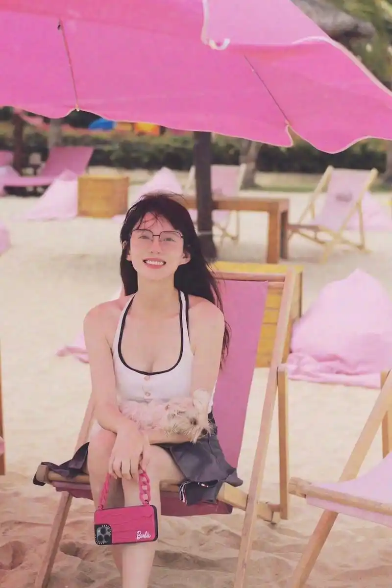 刘萌萌白嫩修长的美腿