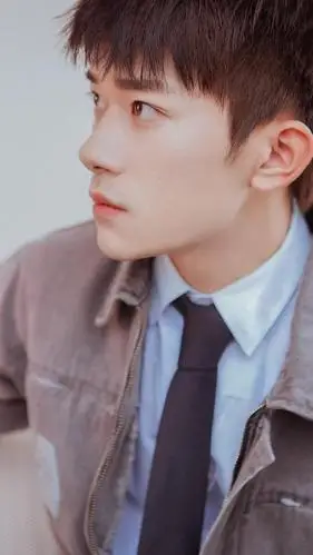 易烊千玺帅气阳光迷人写真