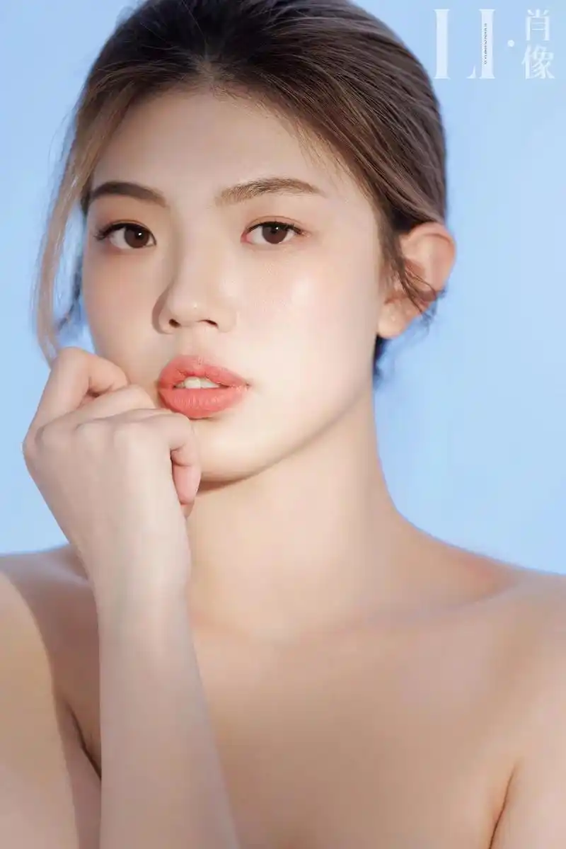 春季柔美高级脸极简肖像风也能美出新高度.