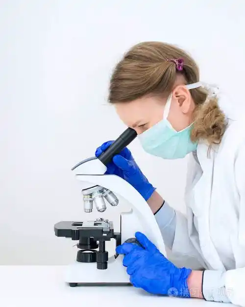 医生在实验室中使用显微镜.文本的空间