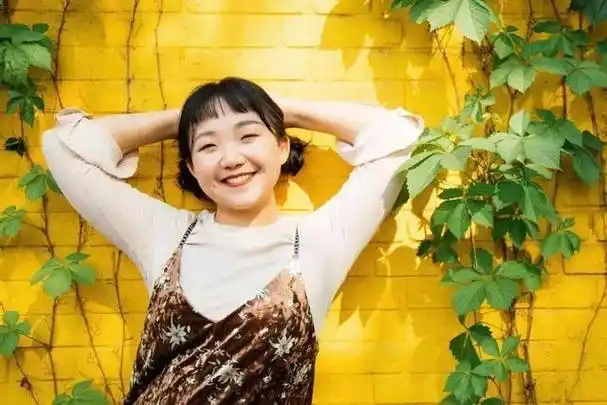 辣目洋子是一位中国内地喜剧演员和短视频创作者,她的作品以幽默,搞笑