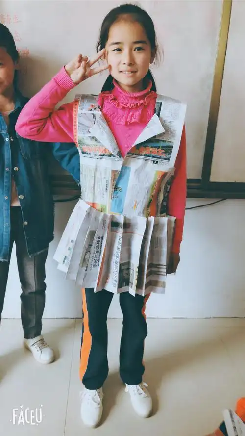 报纸制作的上衣和百褶裙.