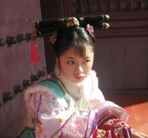 日前,在中国基业长青协会成立三周年之际,甄嬛传淳贵人扮演者谭松韵