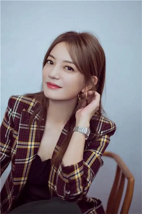 赵薇最新写真曝光目光坚定笑容自信