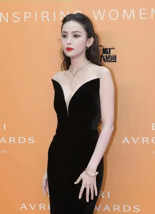 古力娜扎参加宝格丽盛典红毯现场生图,扛得住生图美女一枚