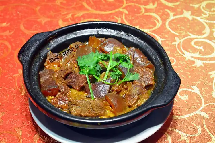 牛皮吃起来也是q弹的口感.底下的腐竹长条状,很特别.