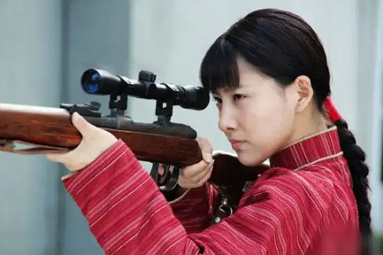 红色抗战剧《神枪》热播 贾青女狙击手帅气回归