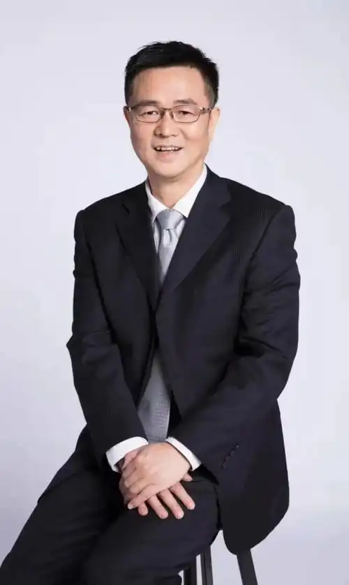 上海市市西中学校长董君武教育让学生看见自己