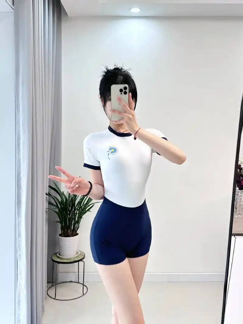 泳衣已就位,就差游泳搭子了7815 #昆明#模特