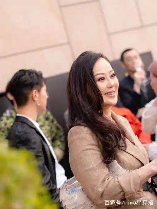 章小蕙终于低调露面,穿棉麻西装搭配甜美纱裙,56气质依然不一般