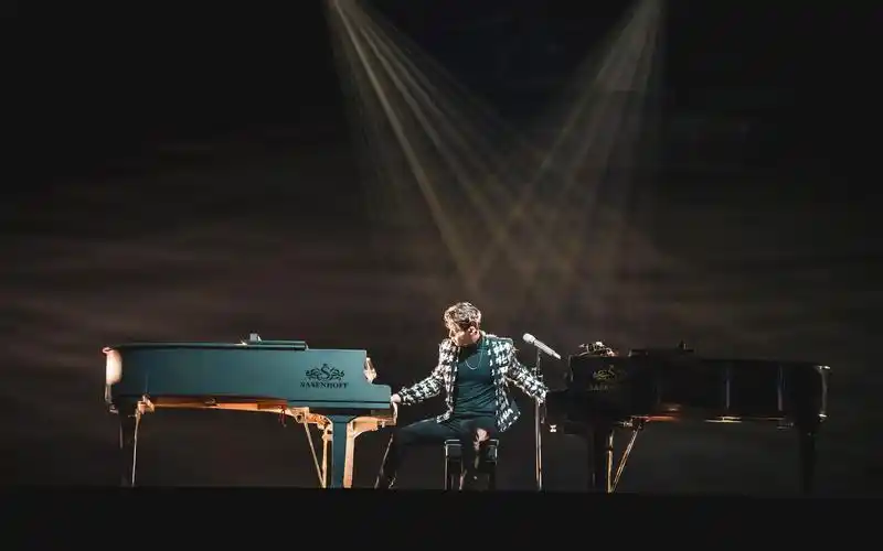 刘宪华苏宁晚会《faded》一人双钢琴再加小提琴惊艳全场,虽然看不到人