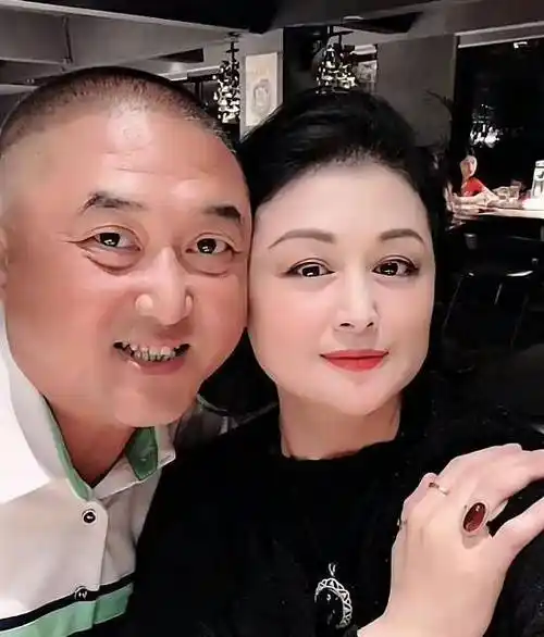 "谢大脚"于月仙52岁冥诞,导演丈夫发文缅怀,晒恩爱旧照引泪目_张雪松