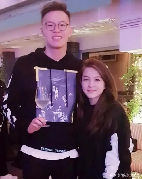 林浩贤为母亲庆生,56岁曾华倩冻龄逆生长,前夫林肇基近照罕曝光