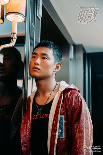 王彦霖《昕薇》八月刊封面大片:温和暖色调与明暗光影之间!从容又自信