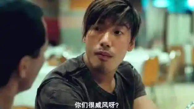 当年香港拍电影是有多省?从《古惑仔》中乌鸦掀桌就可看出来!